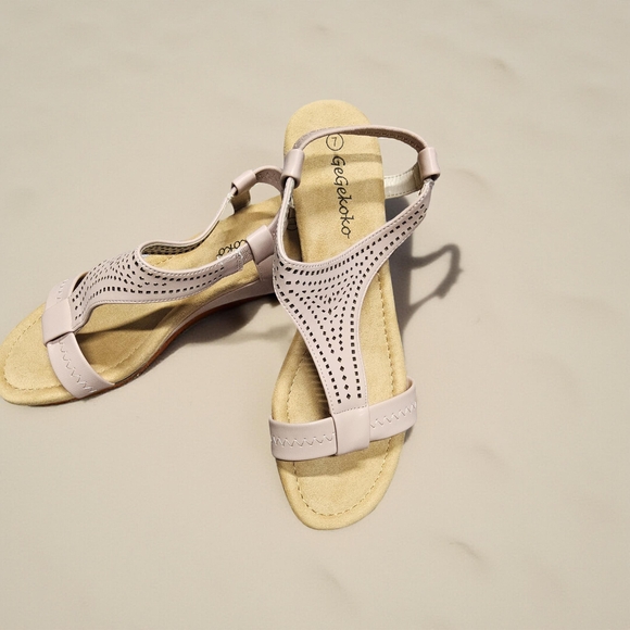 Gegekoka Shoes - NWOT Cream Boho Sandals with T Strap and Open-Toe Design Size 7